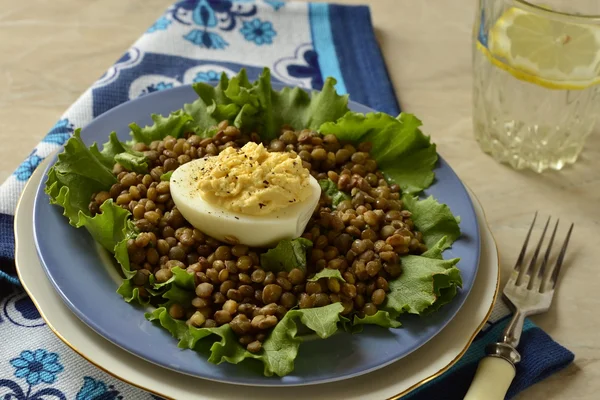 Салат из чечевицы с яйцом и сливочным карри — стоковое фото