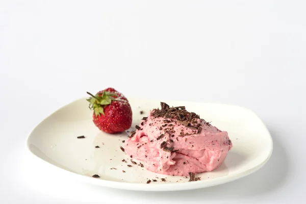 Crème glacée maison aux fraises sur une assiette blanche — Photo