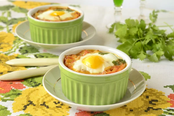 Ägg i ugn med potatis och tomater — Stockfoto