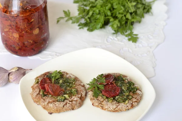 Snacks sandwiches met pesto en zongedroogde tomaat op rogge gebak — Stockfoto