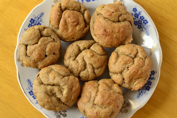 Muffins de centeio em uma chapa em uma mesa de madeira — Fotografia de Stock