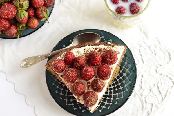 Slices of pie with strawberries and milk, top view — Stock Photo, Image