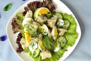 Balık yumurta, salatalık ve marul salatası