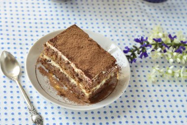 dilimi, ekşi krema ile sünger kek