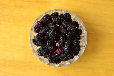 bir cam kabın içinde olgunlaşmış dut