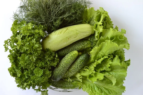 Verdure fresche ed erbe aromatiche per insalata su fondo bianco — Foto Stock