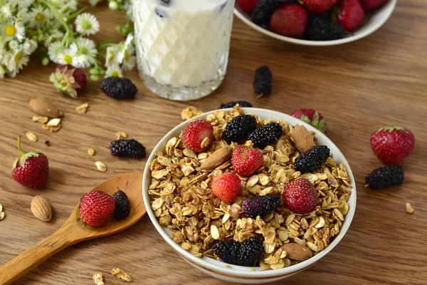 Desayuno saludable con granola y bayas frescas —  Fotos de Stock