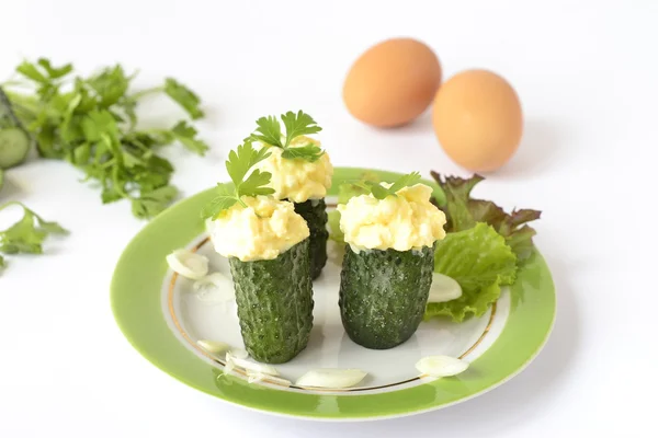 ekşi krema ve yumurta dolması salatalık