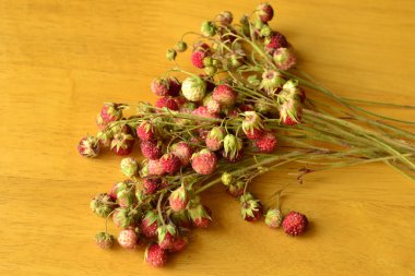 ahşap bir masa üzerinde yabani çilek paket