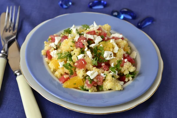 Salade au millet, légumes et orange — Photo