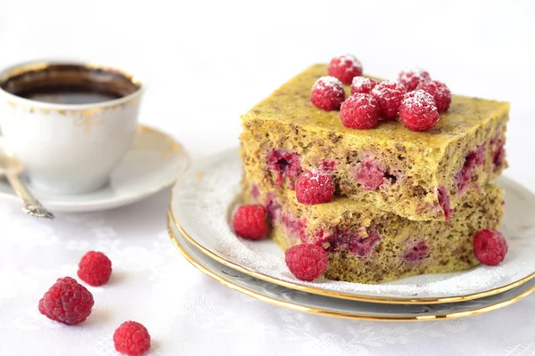 Bolo de pudim cozido no vapor com framboesas e café — Fotografia de Stock