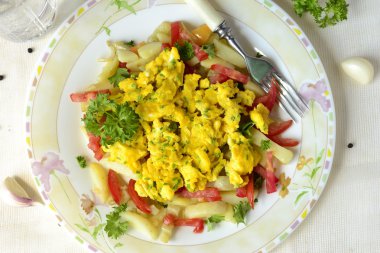 Kahvaltı için sebzeli omlet