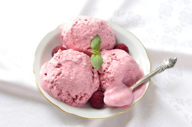 Ahududu ve fesleğen ile Berry dondurma