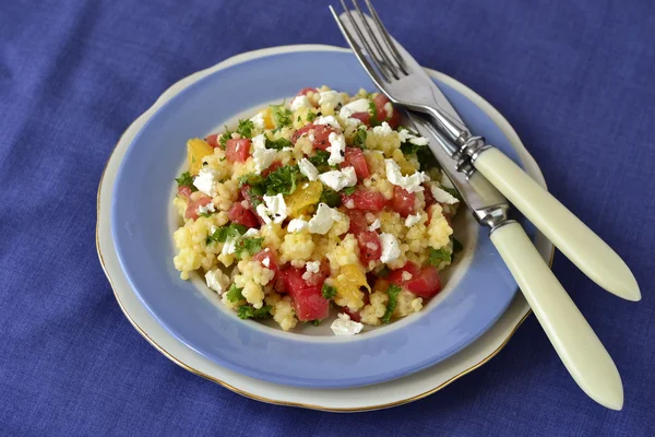 Sallad med hirs, grönsaker och orange — Stockfoto