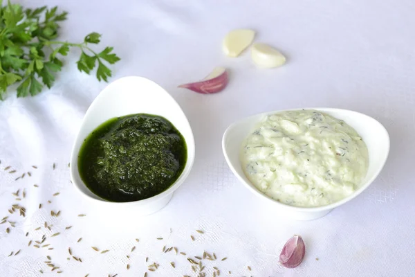 Dos tipos de salsa - pesto y yogur —  Fotos de Stock