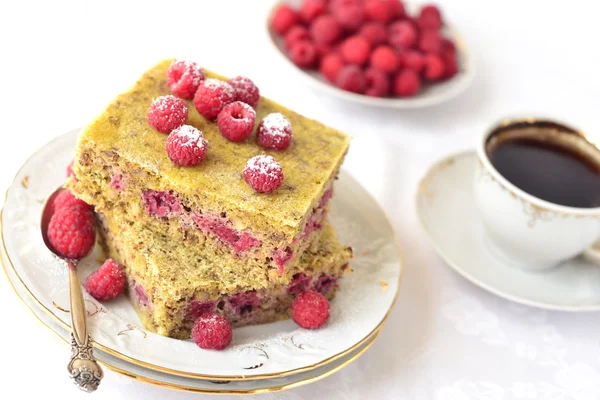 Pastel de budín al vapor con frambuesas y café sobre un fondo blanco — Foto de Stock