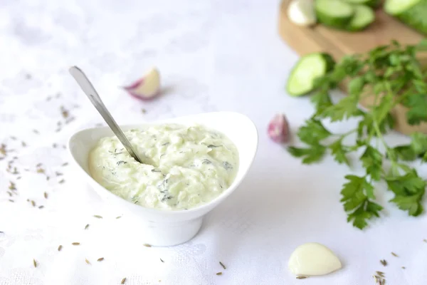 yoğurt veya ekşi krema, salatalık, dereotu, seçici odak sos