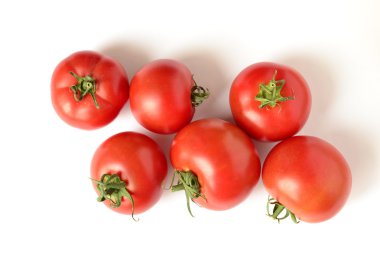 Beyaz arka planda olgun domatesler