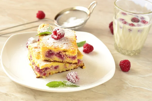 Tarte au fromage cottage aux framboises saupoudrée de sucre en poudre — Photo