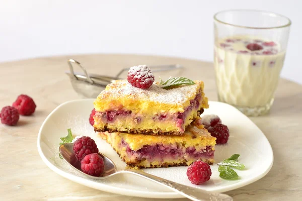 Tarte au fromage cottage aux framboises saupoudrée de sucre en poudre — Photo