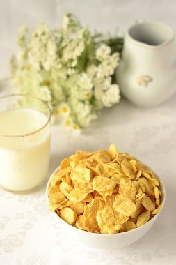 Beyaz bir kase mısır gevreği