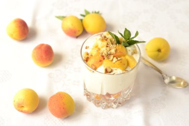 süzme peynir tatlısı kayısı, ceviz ve nane