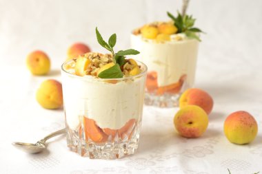 süzme peynir tatlısı kayısı, ceviz ve nane