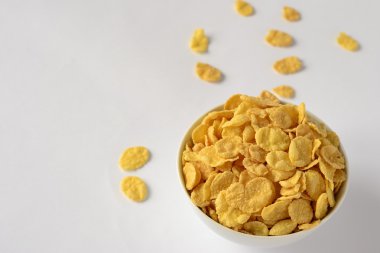 Beyaz bir kase mısır gevreği