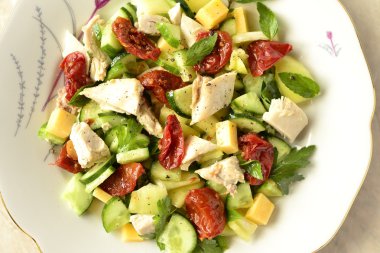 tavuk, taze sebze, peynir salatası