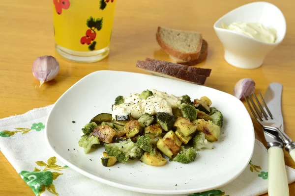 Zucchine al forno e broccoli con salsa di panna acida — Foto Stock
