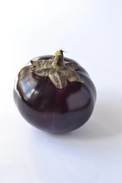 Aubergine eller aubergine på vit bakgrund — Stockfoto