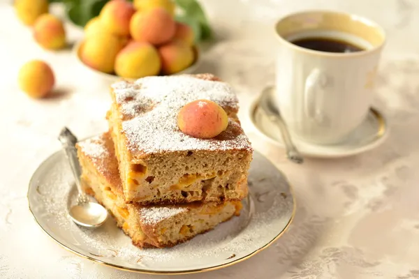 Skivor av paj med aprikoser, tårta — Stockfoto