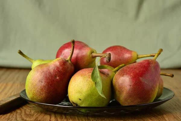 Ripe pears on a wooden table — Stock Photo, Image