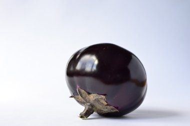 Patlıcan ya da beyaz zemin üzerine patlıcan