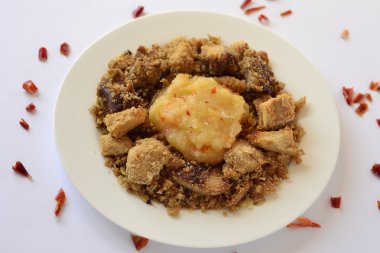 elma ve biber soslu tavuk parçalamak