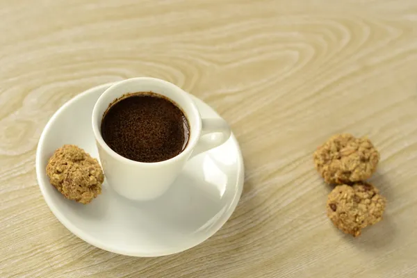 Eine Tasse Kaffee und Haferflockenkekse — Stockfoto