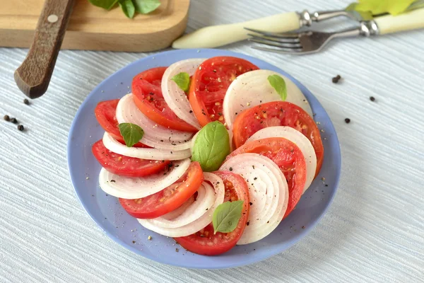 Tomato salad with onion and basil — Stock Photo, Image