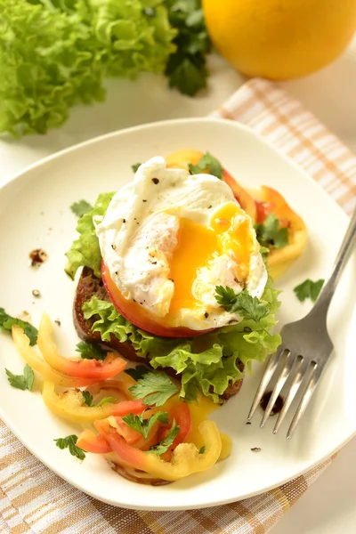Яйцо на тосте с овощами — стоковое фото