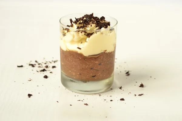 Sobremesa de chocolate com chantilly — Fotografia de Stock