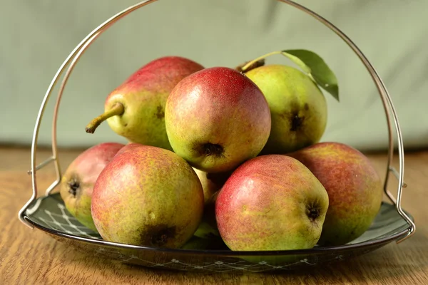 Ripe pears on a wooden table — Stock Photo, Image
