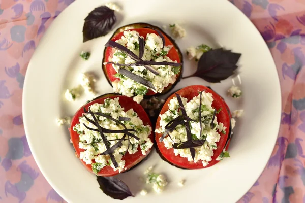 Gebackene Auberginen mit Tomaten, Käse und Basilikum — Stockfoto