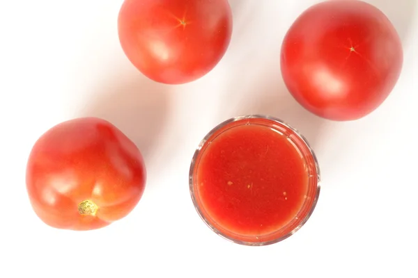 Glass of tomato juice and fresh tomato on a white background — Stock Photo, Image