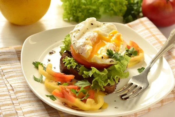 Œuf poché sur pain grillé aux légumes — Photo