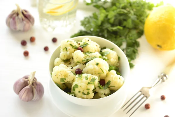Cauliflower with lemon-garlic sauce — Stock Photo, Image