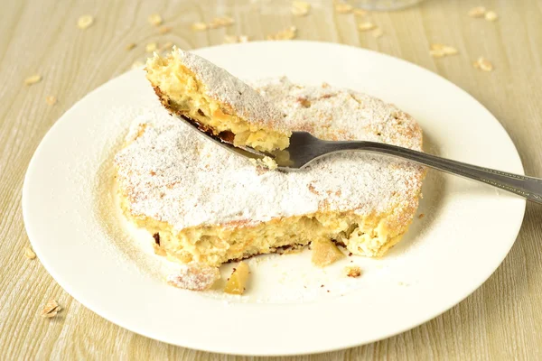 Cottage cheese baked pudding with oat flakes and apples — Stock Photo, Image