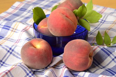 Masanın üzerine bir kase taze şeftali