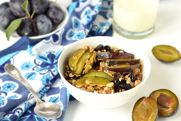 Granola con ciruelas pasas, miel y ciruelas frescas —  Fotos de Stock