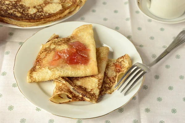 Frittelle con marmellata di mele (focus selettivo ) — Foto Stock