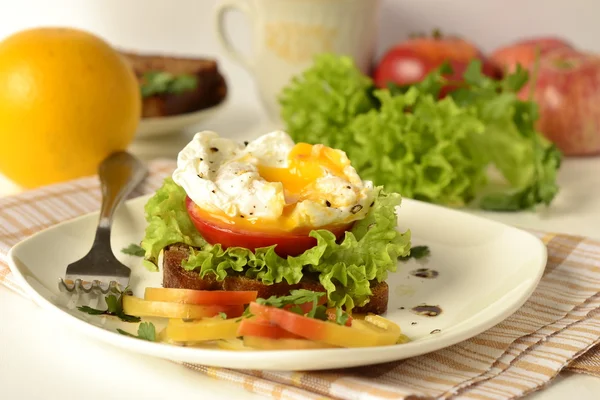 Œuf poché sur pain grillé aux légumes — Photo