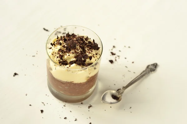 Шоколадный десерт со взбитыми сливками — стоковое фото